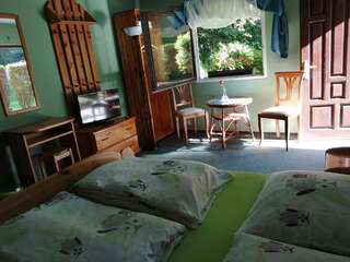 Мотели Noclegi Pod Dębem u Jakuba Неполомице Номер с кроватью размера "king-size" и видом на сад-2